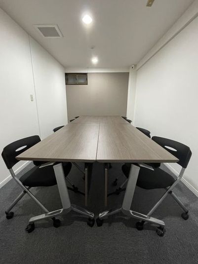 最大8名収容の会議室。高速Wi-Fi・電源完備！ - 生田駅コワーキングスペース・勉強カフェ～ぺんぎんLounge～ 生田駅　コワーキングスペース・勉強カフェ～ぺんぎんLounge～の室内の写真