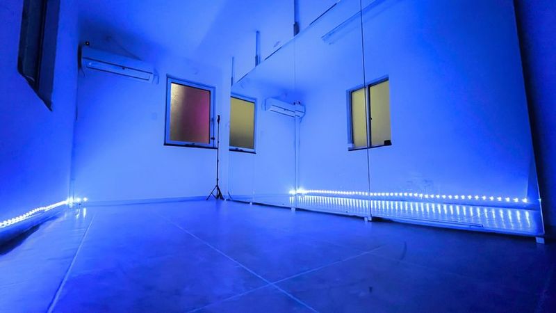 撮影用のLED照明あり（青） - レンタルスタジオ おどルーム 大久保店の室内の写真