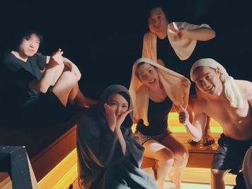 男女共用サウナ。10人まで同時に利用できます。 - 季ららYokohama 関内3分｜プライベート個室🎉サウナ🧖‍♀️カラオケ🎙ありの設備の写真