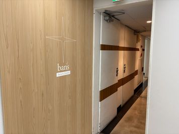 エレベーター上がって右へお進みください - ban's beauty dream レンタルサロン ban's beauty dream面貸しレンタルサロンの入口の写真