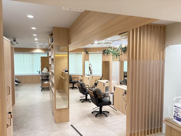 セット面は広々。ヒノキを使った内装でゆったり過ごしていただける空間です。 - ban's beauty dream レンタルサロン ban's beauty dream面貸しレンタルサロンの室内の写真