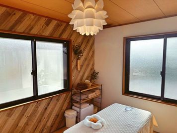 《自動マッサージベッド》エステ・整体・マッサージにぴったりです！花をモチーフにした優しいお部屋です◎ - Mileon Global House　ミリオングローバルハウス