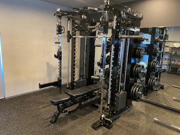 オールインワンスミスマシンラック。ケーブル一体型。 - Private Gym i-FIT（アイフィット） レンタルジムの設備の写真