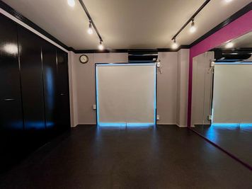 奥に鏡とクッションフロアーをご用意しています。 - cLLe Lab レンタルスペースの室内の写真