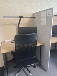広々デスクにディスプレイ付き！ 電源/USB/Wi-Fi/デスクライト完備 - 席A - ワークスペース凪