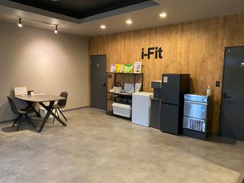 レストスペース別角度。プロテイン・食事管理用弁当などの無人販売。 - Private Gym i-FIT（アイフィット） レンタルジムの室内の写真