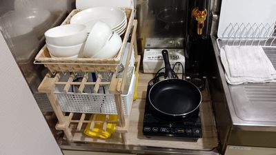 簡易IHコンロ、ビールサーバー、各種お皿やコップ - フロレスタ町田2の設備の写真
