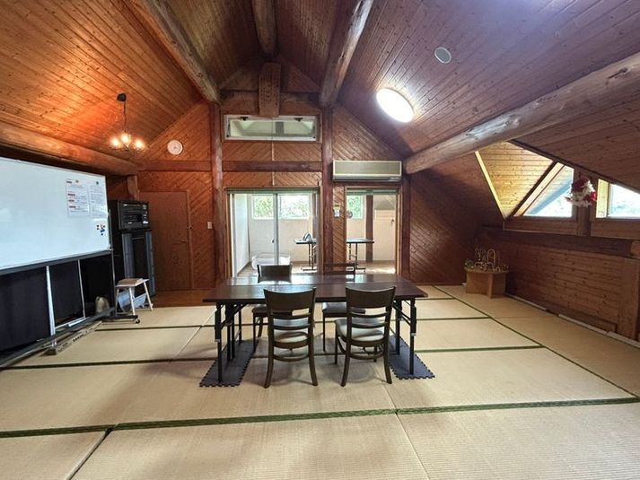 長机は４台ございます
ご希望により片付けることも可能です - どんぐりの森 ログハウス２階和室和室の室内の写真