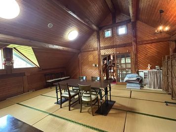 自然の光が差し込むログハウスの二階の和室になります - どんぐりの森 ログハウス２階和室和室の室内の写真