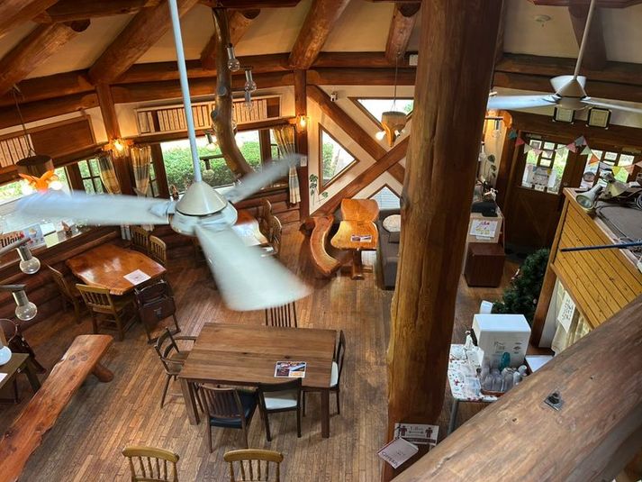 ログハウス一階広間 - どんぐりの森