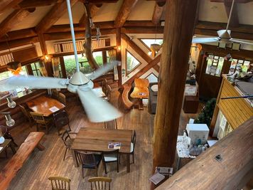 どんぐりの森 ログハウス一階広間の室内の写真