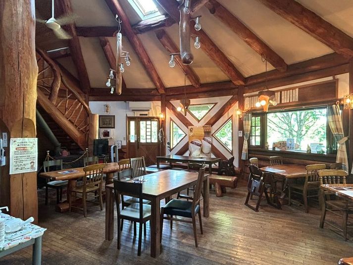 ログハウス一階広間 - どんぐりの森