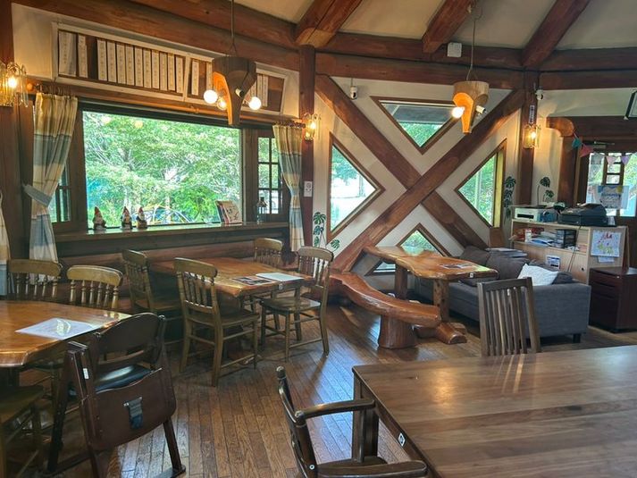 ログハウス一階広間 - どんぐりの森