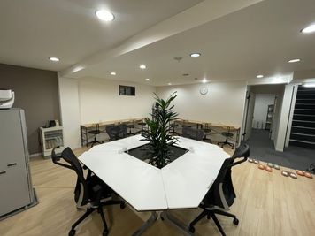 Web会議・会話OKのメインエリア - 生田駅コワーキングスペース・勉強カフェ～ぺんぎんLounge～ 生田駅コワーキングスペース・自習室～ぺんぎんLounge～の室内の写真