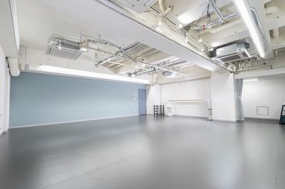 広さ　74㎡
利用人数目安　22名
床：リノリウム
鏡：1面
エアコン、音響設備、更衣室、バレエバー、Wi-Fi、ヨガマット、撮影用三脚スマホスタンド、丸椅子 - Hina STUDIO(ヒナスタジオ)【新宿西口アネックス】 Hina STUDIO（新宿西口アネックス）【Aスタジオ】の室内の写真