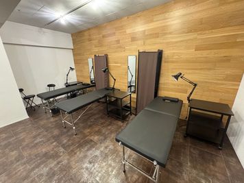 照明、ベッド、施術ワゴン、鏡 - NTAシェアアートスタジオ NTAアートスタジオの室内の写真