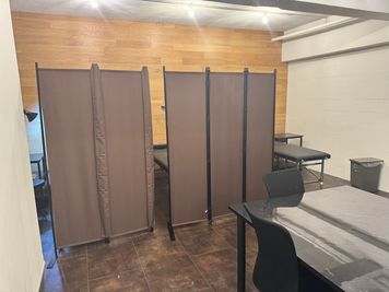 パーテーション使用時例 - NTAシェアアートスタジオ NTAアートスタジオの室内の写真