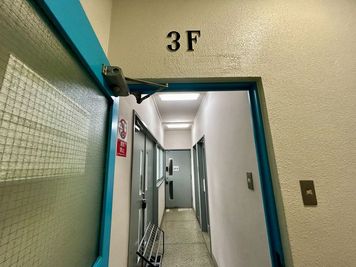 【3F共有扉】 - TIME SHARING 大手町 協販商事ビル 3Fの入口の写真