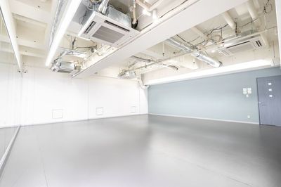 広さ　74㎡
利用人数目安　22名
床：リノリウム
鏡：1面
エアコン、音響設備、更衣室、バレエバー、Wi-Fi、ヨガマット、撮影用三脚スマホスタンド、丸椅子 - Hina STUDIO(ヒナスタジオ)【新宿西口アネックス】 Hina STUDIO（新宿西口アネックス）【Aスタジオ】の室内の写真