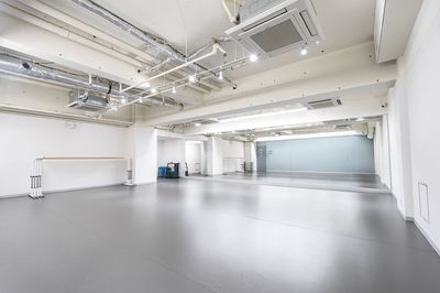 広さ　74㎡
利用人数目安　22名
床：リノリウム
鏡：1面
エアコン、音響設備、更衣室、バレエバー、Wi-Fi、ヨガマット、撮影用三脚スマホスタンド、丸椅子 - Hina STUDIO(ヒナスタジオ)【新宿西口アネックス】 Hina STUDIO（新宿西口アネックス）【Aスタジオ】の室内の写真