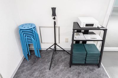 音響設備：CDコンポ（壁掛けスピーカー有り、CD再生可、音源はBluetooth＆有線で接続可）
ヨガマット：10枚
撮影用スマホスタンド：1脚
丸椅子10脚 - Hina STUDIO(ヒナスタジオ)【新宿西口アネックス】 Hina STUDIO（新宿西口アネックス）【Aスタジオ】の設備の写真