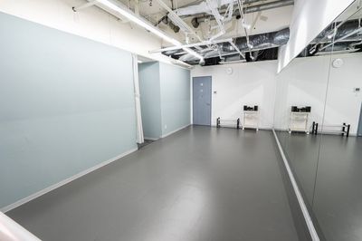 広さ　25㎡
利用人数目安　7名
床：リノリウム
鏡：1面
エアコン、音響設備、着替スペース、バレエバー、Wi-Fi、ヨガマット、撮影用スマホスタンド、丸椅子 - Hina STUDIO(ヒナスタジオ)【新宿西口アネックス】 Hina STUDIO（新宿西口アネックス）【Bスタジオ】の室内の写真