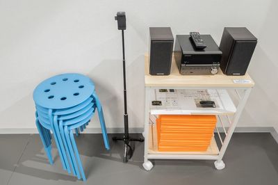 音響設備：CDコンポ（置型スピーカー有り、CD再生可、音源はBluetooth＆有線で接続可）
ヨガマット：5枚
撮影用スマホスタンド：1脚
丸椅子5脚 - Hina STUDIO(ヒナスタジオ)【新宿西口アネックス】 Hina STUDIO（新宿西口アネックス）【Bスタジオ】の設備の写真