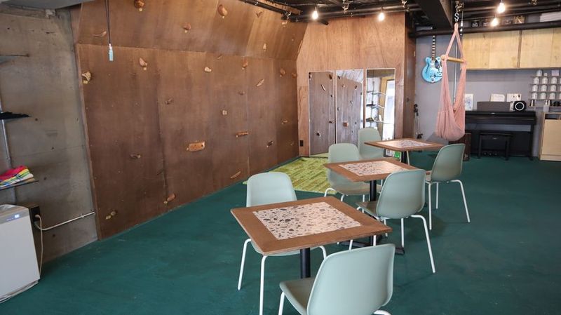 テーブル4台あります。椅子は簡易も含めて10脚です。 - シェアスペース「THREE  CAPITALS」 THREE CAPITALS ~Sharing Space~の室内の写真