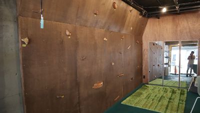 遊び心でボルダリングもできちゃいます。 - シェアスペース「THREE  CAPITALS」 THREE CAPITALS ~Sharing Space~の室内の写真