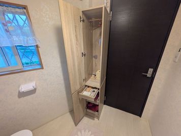 お着替えに便利なハンガー付きキャビネット。扉が鏡になっていて、全身鏡に☆貸し出し用ガウン 1 、肩出３、紙ショーツや不織布マスク等あり。必要備品ご相談下さい。 - ビューティーメゾン レンタルスペース　ビューティーメゾンの設備の写真