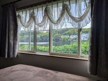 大窓からは美しい湖畔の景色！
日中は日がたくさん入るため、遮光カーテンを閉めてのご利用も可能です。 - ビューティーメゾン レンタルスペース　ビューティーメゾンの室内の写真