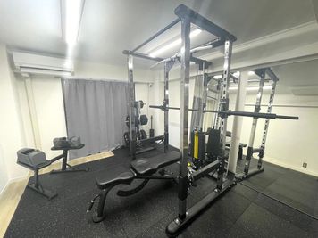 パワーラック。ラットプルやロープーリーに使える上下のケーブルも付いています。 - MIYAZAKI GYM梅ヶ丘店の室内の写真