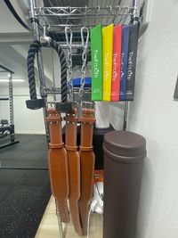 トレーニングベルトやトレーニングチューブ、アタッチメント類なども充実しています。 - MIYAZAKI GYM梅ヶ丘店の室内の写真