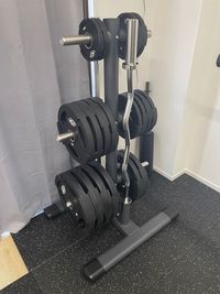 プレートは全て付けると約200キロあります（バー含む）
10㎏のバーも2種類あります。 - MIYAZAKI GYM梅ヶ丘店の室内の写真
