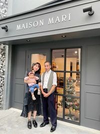 スタッフが温かくお出迎え - MAISON MARI MAISONMARI/美容師面貸し白を基調とした清潔な個室サロンの外観の写真