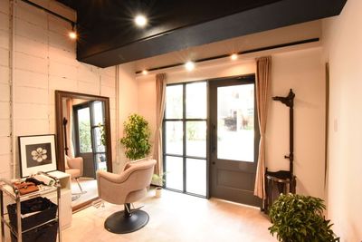 MAISON MARI MAISONMARI/美容師面貸し白を基調とした清潔な個室サロンの入口の写真