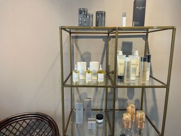MAISON MARI MAISONMARI/美容師面貸し白を基調とした清潔な個室サロンの設備の写真