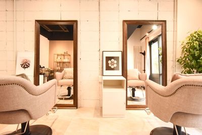 MAISON MARI MAISONMARI/美容師面貸し白を基調とした清潔な個室サロンの室内の写真