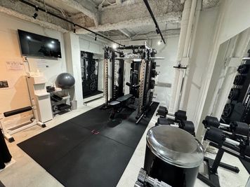 【東銀座駅徒歩１分】モノクロ基調の本格プライベートジム【路面店】 - ASAC GYM