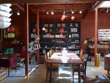 ガーデンにつながるリビング空間。ガーデンからの自然光が心地が良く、夜と昼の光の演出が楽しめます。
 - 尼ヶ坂サロン 名古屋・尼ヶ坂｜水木限定｜1Fサロン空間全体丸々撮影貸切の入口の写真