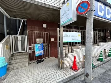 地下階段への入口 - Hina STUDIO(ヒナスタジオ)【新宿西口アネックス】 Hina STUDIO（新宿西口アネックス）【Bスタジオ】の入口の写真