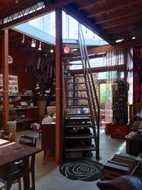 ガーデンに面する北側の階段で、大きな天窓のある2Fギャラリーへ上れます。天窓からの自然光とガーデンの自然光で店内は柔らかい空気感と時間が流れます。 - 尼ヶ坂サロン 名古屋・尼ヶ坂｜水木限定｜1Fサロン空間全体丸々撮影貸切の室内の写真