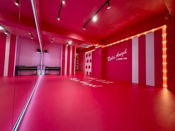 赤坂 レンタルスタジオ　STUDIO BUZZ 板野友美プロデュース room “RoLuANGEL×BUZZ”の室内の写真