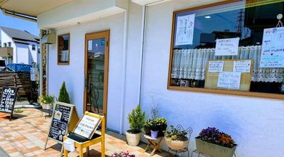 可愛らしい入口で、タイルの部分まで使えます。道路・隣店舗には、はみ出し厳禁。 - cafe pecora：G-pound イベント可能★カフェ&キッチンスペースの外観の写真