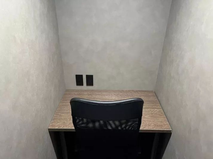 シンプルだから集中できる。電源（壁際に電源コンセント4口）完備の個室ブースで、作業もオンライン会議も快適に。 - ExeWorks上野 3012完全個室の室内の写真
