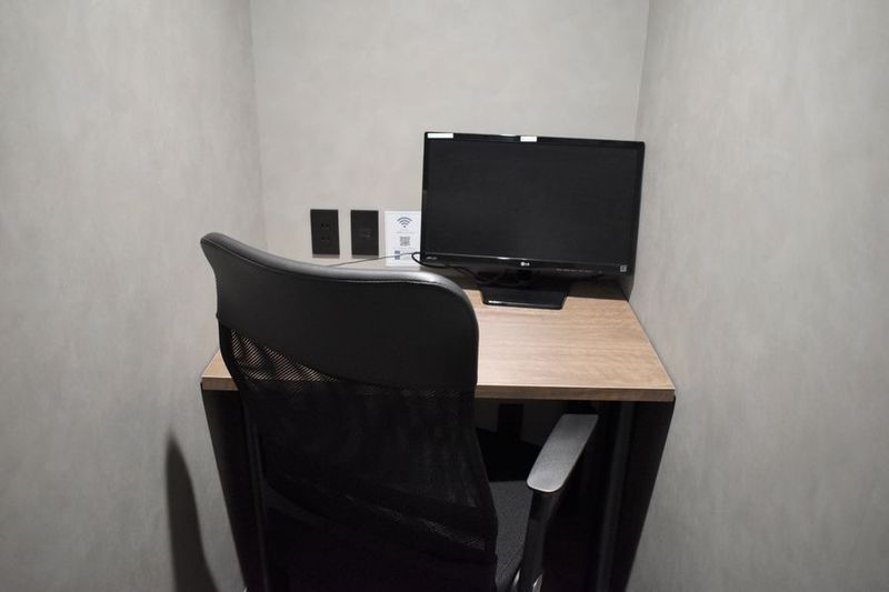 シンプルだから集中できる。モニター、電源（壁際に電源コンセント4口）完備の個室ブースで、作業もオンライン会議も快適に。 - ExeWorks上野 【モニターあり】3011完全個室の室内の写真