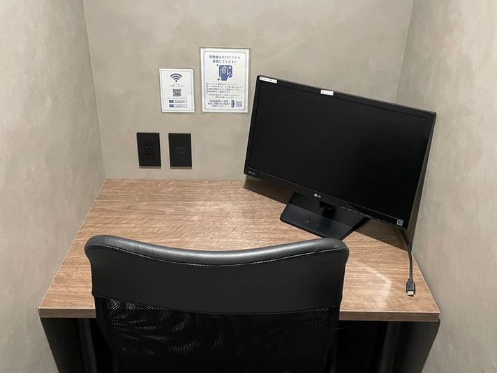 シンプルだから集中できる。モニター、電源（壁際に電源コンセント4口）完備の個室ブースで、作業もオンライン会議も快適に。 - ExeWorks上野 【モニターあり】3005完全個室の室内の写真
