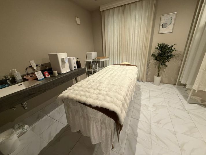 お洒落な空間でゆっくり施術できます！※ベッド上のタオル等は含みません。 - minoriba_丹波口駅店 レンタルサロンの室内の写真