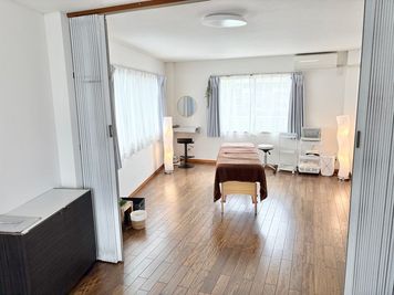 《岩倉駅徒歩７分》完全個室🛏️2025年0PEN✨ホワイトを基調とした落ち着きのある空間✨整体・マッサージ・エステ・オイル施術 - レンタルサロンラベゼ