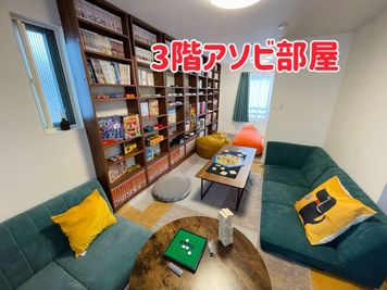3階はボードゲームやマーダーミステリーで遊べる！ - 北千住ボードゲームハウス「ピザパイン」 北千住ボードゲーム・マダミスの家「ピザパイン」の室内の写真